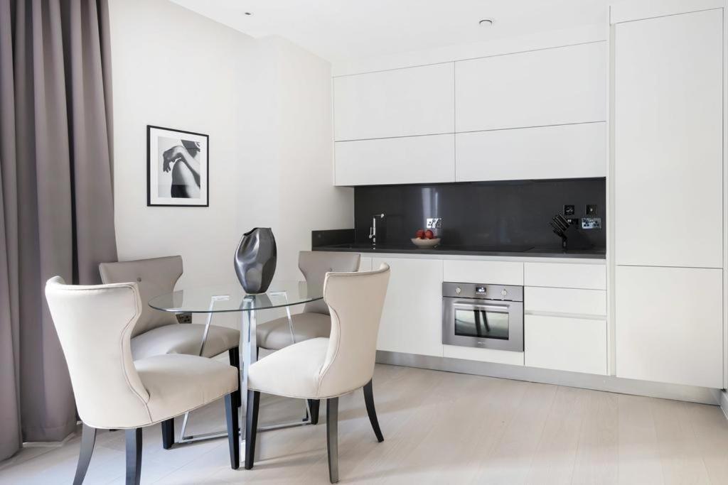 Buckingham Palace Residences By Aeria Apartments ลอนดอน ภายนอก รูปภาพ