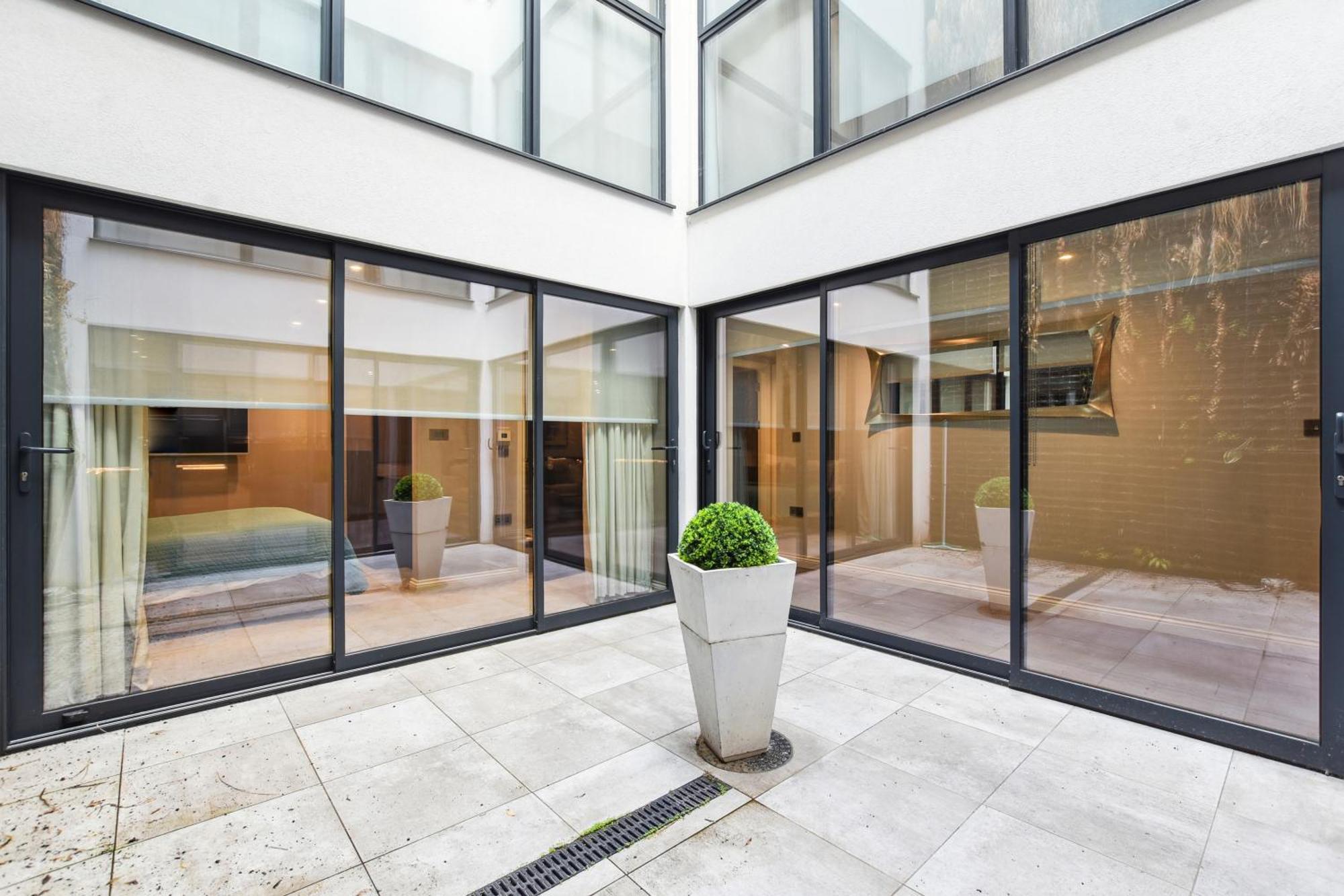 Buckingham Palace Residences By Aeria Apartments ลอนดอน ภายนอก รูปภาพ